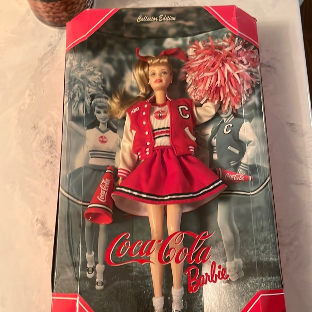 Collector edition  Coca Cola cheerleader Barbie Mattel. 28376